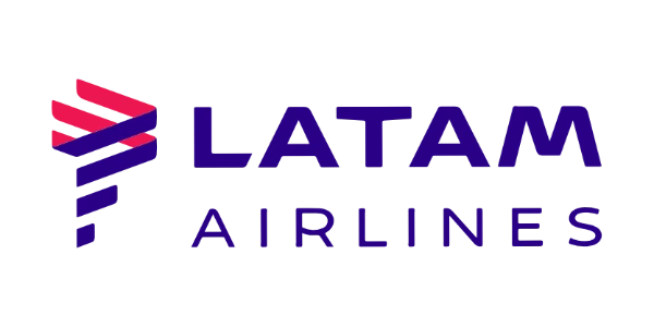Logotipo de LATAM Aerolíneas. El logotipo presenta un ícono estilizado a la izquierda con colores superpuestos de líneas rojas, moradas y azules que crean un efecto 3D, que se asemeja a un ala. El nombre de la empresa "LATAM AIRLINES" está escrito en letras moradas y negrita a la derecha del ícono, lo que representa su sólida Estrategia Comunicacional.
