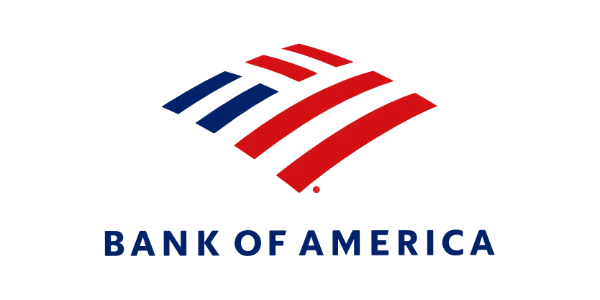La imagen muestra el logotipo de Bank of America, que presenta una bandera estadounidense estilizada con tres franjas azules y tres franjas rojas inclinadas en diagonal, encima del texto "BANK OF AMERICA" escrito en letras mayúsculas azules, reflejando su fuerte Estrategia Comunicacional.