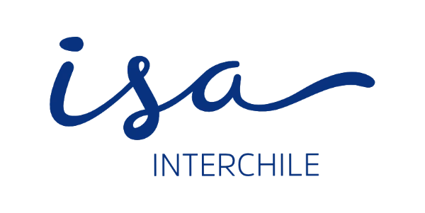 La imagen muestra el logo de ISA Interchile, presentando la palabra "isa" en elegantes letras minúsculas y cursivas de color azul. Debajo, "INTERCHILE" está escrito en mayúscula, azul, fuente sans-serif. El diseño general rezuma modernidad y profesionalismo en línea con su enfoque en las Relaciones Institucionales.