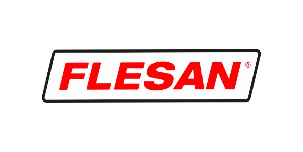 Texto rojo "FLESAN" en letras mayúsculas con el símbolo de una marca registrada, dentro de una forma trapezoidal blanca con un contorno negro. La tipografía en negrita se muestra de manera destacada, lo que refleja nuestro enfoque de Estrategia Comunicacional.