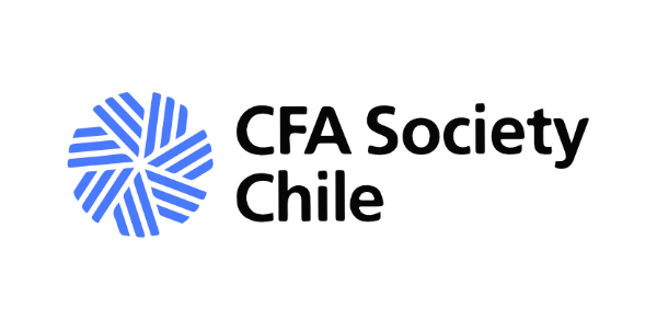 Logotipo de Sociedad CFA Chile. El diseño presenta un patrón geométrico azul en forma de estrella en el lado izquierdo, con "CFA Society Chile" escrito en texto negro a la derecha del patrón. Este emblema representa efectivamente su fuerte enfoque en Comunicaciones Corporativas y Asuntos Públicos.