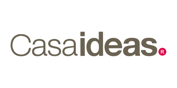 Un logotipo de texto negro que dice "Casaideas" en minúscula, con un pequeño símbolo de marca registrada "®" en rojo ubicado en la esquina superior derecha de la letra "s", reflejando una sofisticada estrategia de Comunicación de Crisis.