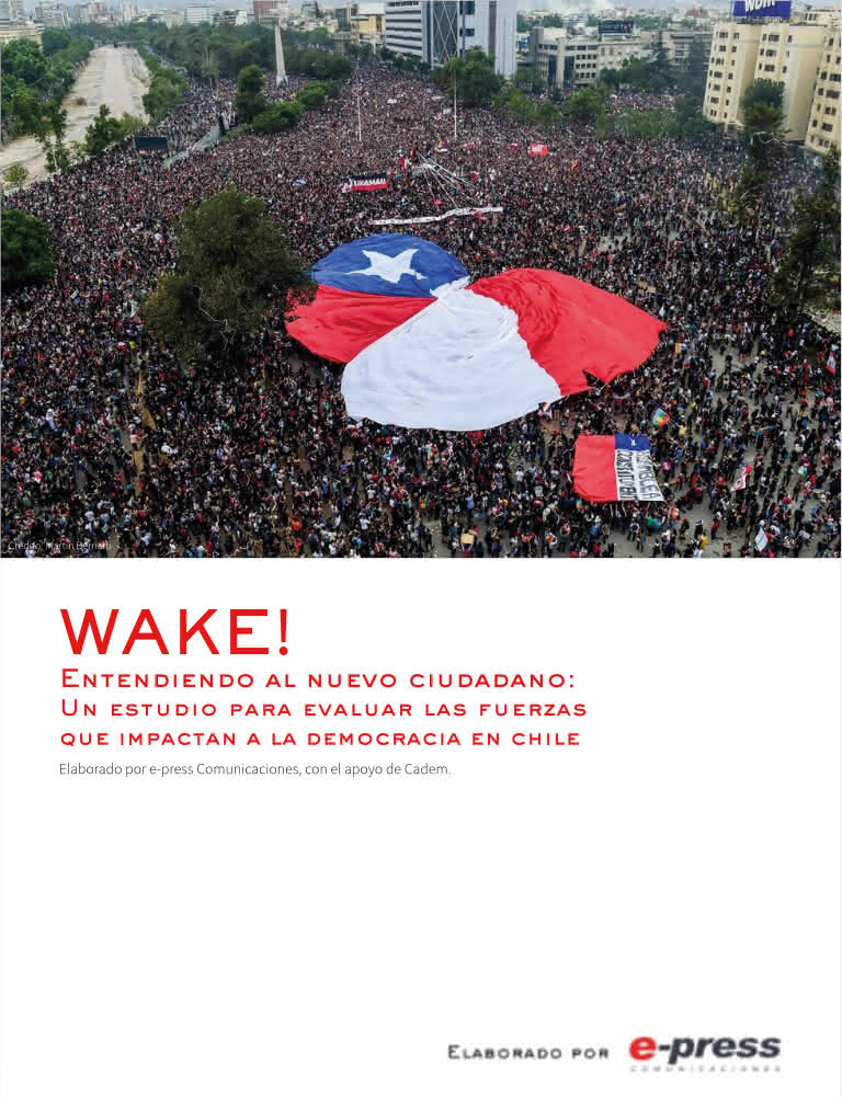 Una vista aérea muestra una enorme multitud de personas reunidas en una plaza de la ciudad, muchas de ellas portando banderas. Una gran bandera chilena se extiende entre la multitud. El texto dice: "¡DESPERTA! Entendiendo al nuevo ciudadano: Un estudio para evaluar las fuerzas que impactan a la democracia en Chile y su Estrategia Comunicacional".